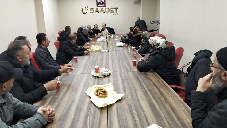 saadet-partisi-rize-il-baskani-av-muhammet-kacar-caykur-bunyesinde-calisan-ve-yeni-duzenlenen-kadro-duzenlemesiyle-ilgili-endise-tasiyan-iscilerle-bir-araya-geldi-3.jpg