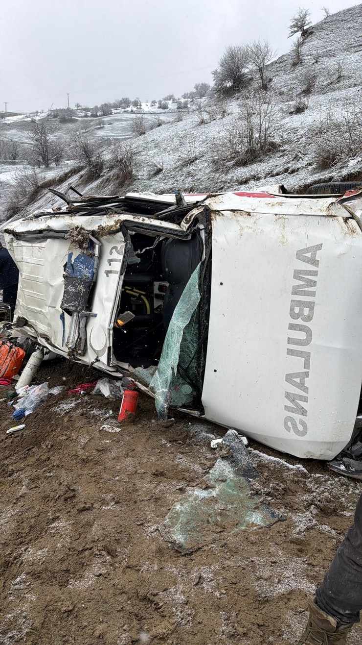 artvinin-savsat-ilcesinde-ucuruma-devrilen-ambulanstaki-hasta-hayatini-kaybetti-3u-saglik-personeli-4-kisi-yaralandi-2.jpg