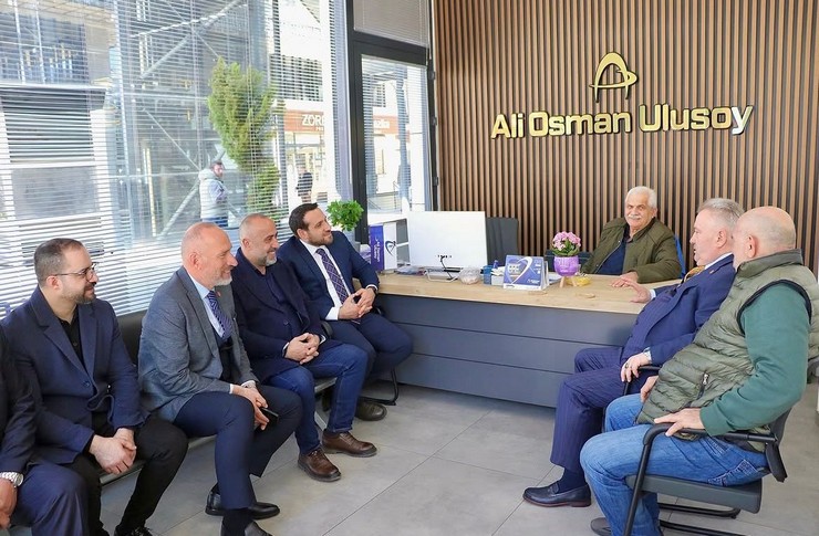 ak-parti-rize-merkez-ilce-baskani-burak-ak-gerceklestirdikleri-saha-calismasi-ve-esnaf-ziyaretlerinde-2.jpg