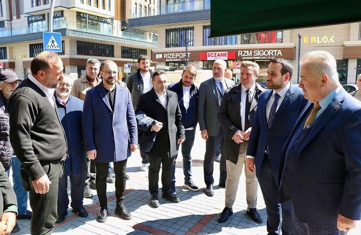 ak-parti-rize-merkez-ilce-baskani-burak-ak-gerceklestirdikleri-saha-calismasi-ve-esnaf-ziyaretlerinde-3.jpg