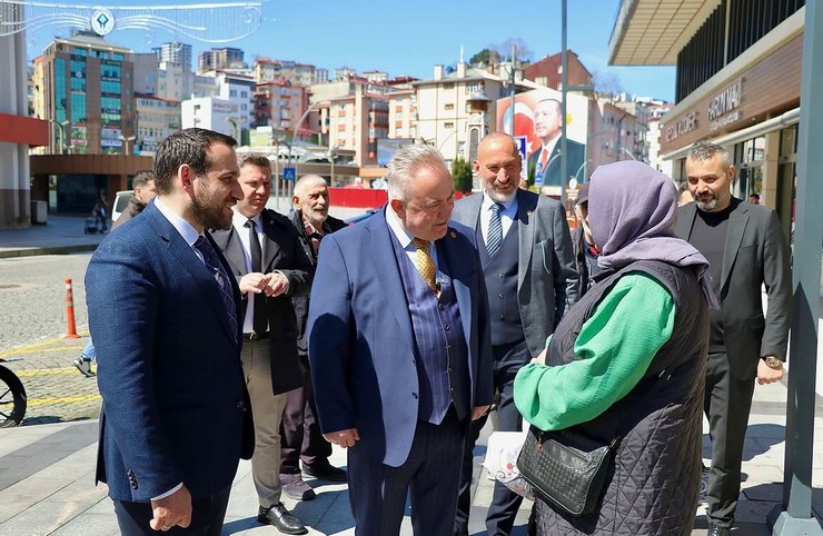 ak-parti-rize-merkez-ilce-baskani-burak-ak-gerceklestirdikleri-saha-calismasi-ve-esnaf-ziyaretlerinde-4.jpg