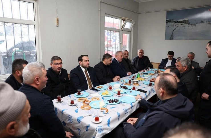 ak-parti-rize-merkez-ilce-baskani-burak-ak-gerceklestirdikleri-saha-calismasi-ve-esnaf-ziyaretlerinde-6.jpg