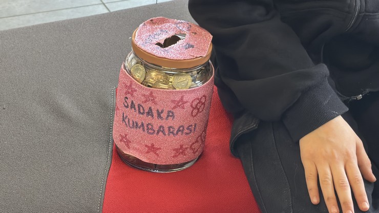 rizede-3uncu-sinif-ogrencisi-berra-sisman-10-harcliklarindan-ve-ailesinden-toplayarak-bos-kavanozda-biriktirdigi-parayi-sehit-ailelerine-bagisladi.jpg