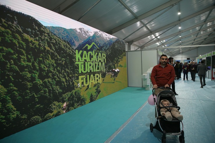 rize-ve-artvin-valiligince-bu-yil-ilk-kez-duzenlenen-uluslararasi-kackar-turizm-fuari-basladi-1.jpg