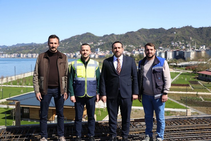 ak-parti-rize-merkez-ilce-baskani-burak-ak-sehrin-yeni-cazibe-merkezi-olacak-millet-bahcesi-ve-recep-tayyip-erdogan-cami-kulliyesindeki-calismalari-yerinde-inceledi-3.jpg