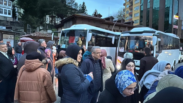 rizeden-199-kisilik-hac-kafilesi-dualarla-ugurlandi-28.jpg