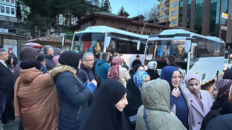 rizeden-199-kisilik-hac-kafilesi-dualarla-ugurlandi-4.jpg