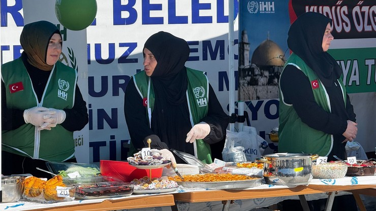 rize-ihh-gazzedeki-ablukayi-kirmak-icin-yola-cikan-ozgurluk-ve-sumud-filosu-yararina-ablukanin-kaldirilmasina-destek-olmak-amaciyla-hayir-carsisi-etkinligi-duzenledi-5.jpg