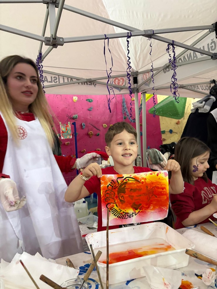 rizede-gulbahar-hatun-anaokulu-tarafindan-organize-edilen-23-nisan-senligi-cocuklarin-nesesi-ve-renkli-etkinliklerle-tam-bir-karnaval-havasinda-gecti-2.jpg