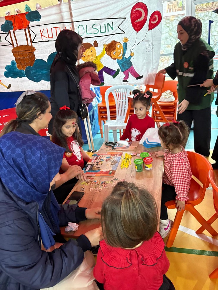rizede-gulbahar-hatun-anaokulu-tarafindan-organize-edilen-23-nisan-senligi-cocuklarin-nesesi-ve-renkli-etkinliklerle-tam-bir-karnaval-havasinda-gecti-6.jpg