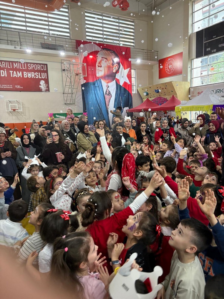 rizede-gulbahar-hatun-anaokulu-tarafindan-organize-edilen-23-nisan-senligi-cocuklarin-nesesi-ve-renkli-etkinliklerle-tam-bir-karnaval-havasinda-gecti-8.jpg
