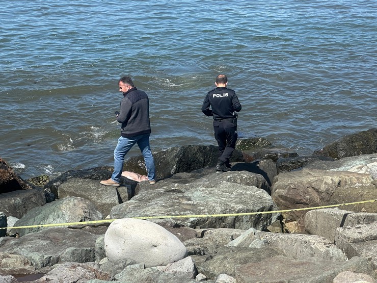 rizenin-pazar-ilcesi-guzelyali-mahallesi-kiyi-seridinde-kayaliklar-arasinda-bulunan-erkek-cesedinin-trabzonun-arakli-ilcesinde-13-nisandan-bu-yana-kayip-olarak-aran-3.jpg