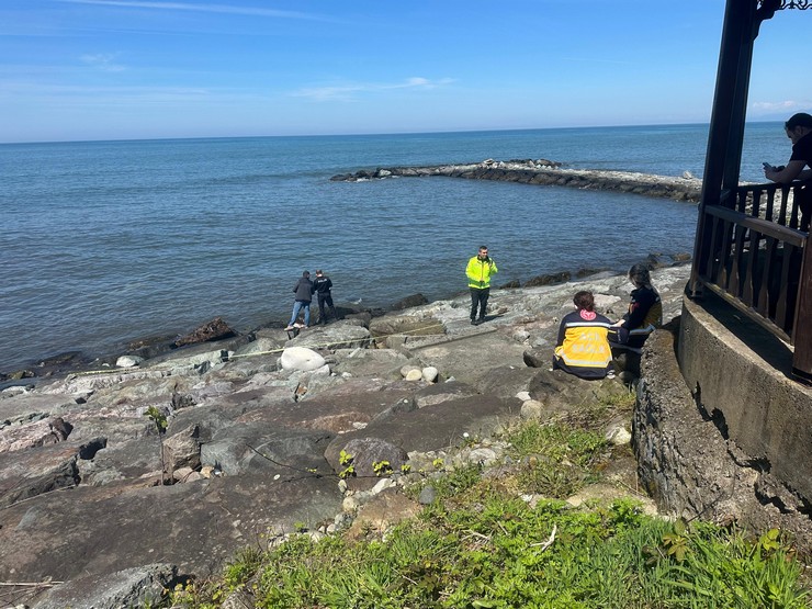 rizenin-pazar-ilcesi-guzelyali-mahallesi-kiyi-seridinde-kayaliklar-arasinda-bulunan-erkek-cesedinin-trabzonun-arakli-ilcesinde-13-nisandan-bu-yana-kayip-olarak-aran-4.jpg
