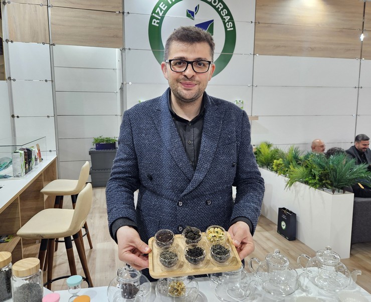 rize-cay-arastirma-ve-uygulama-merkezi-caymer-tarafindan-sinirli-miktarda-uretilen-beyaz-cay-kilogrami-40-bin-tlden-satiliyor-3.jpg