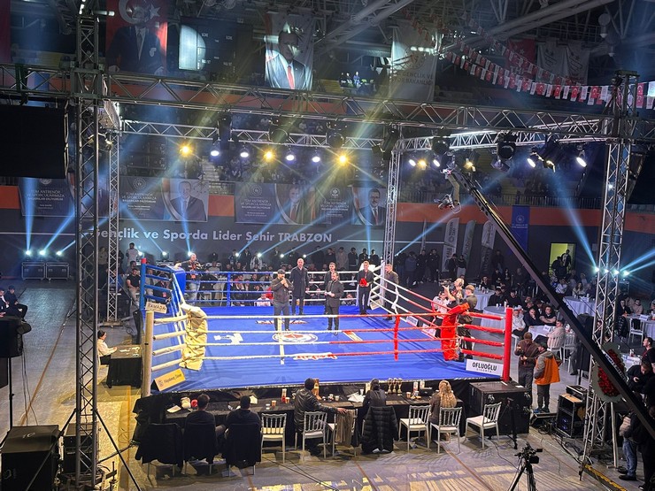 trabzonda-spor-salonunda-duzenlenen-boks-sampiyonasinda-turk-ve-rus-boksorun-macinin-sonunda-cikan-gerginlik-kisa-surede-buyuyerek-onlarca-kisinin-karistigi-kavgaya-d-6.jpg