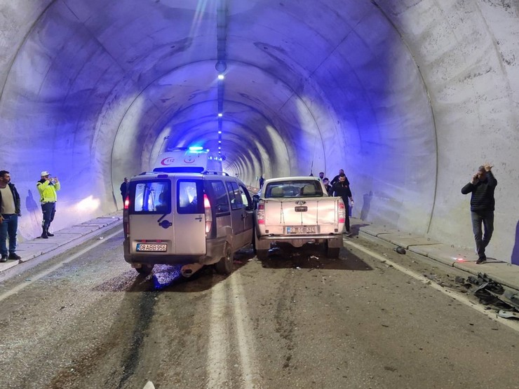artvinde-hafif-ticari-aracin-tunel-icerisinde-pikapla-carpistigi-kazada-7-kisi-yaralandi-1.jpg