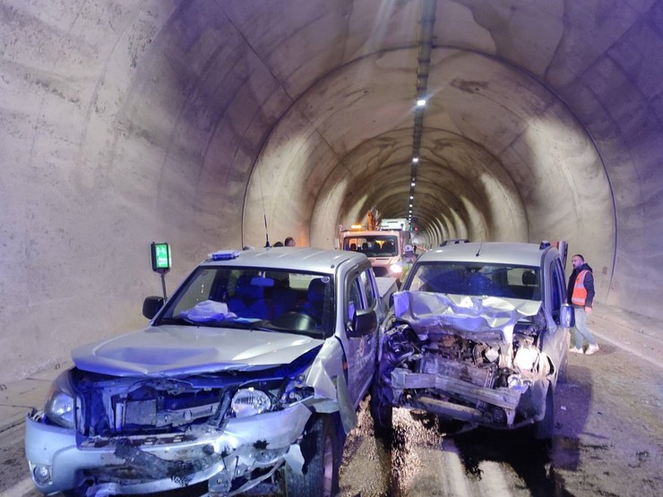 artvinde-hafif-ticari-aracin-tunel-icerisinde-pikapla-carpistigi-kazada-7-kisi-yaralandi-2.jpg