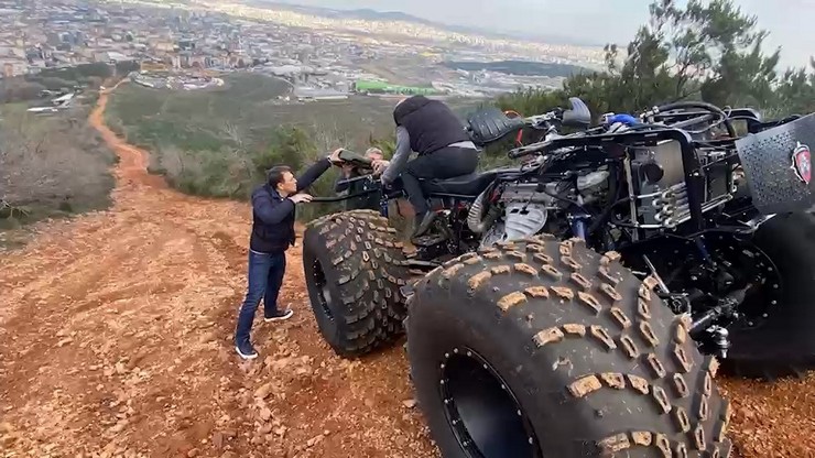 makine-muhendisleri-murat-toygar-ve-ertan-kosar-rusyada-deneyimleme-imkani-bulduklari-dev-arazi-araci-atvyi-turkiyeye-getiremeyince-2-yil-suren-ar-ge-calismasinin-9.jpg