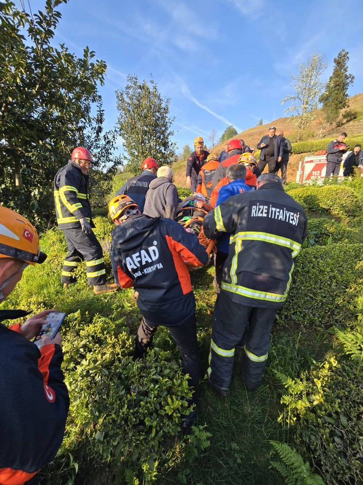 rizenin-derebasi-koyunde-meydana-gelen-trafik-kazasinda-hafif-ticari-arac-cay-bahcesine-devrildi-kazada-arac-surucusu-yaralandi-3.jpg
