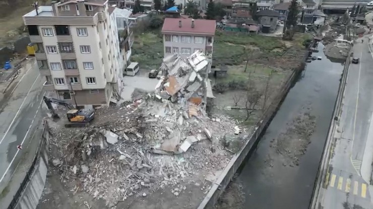 rizede-saglik-tesisleri-hiz-kesmeden-yenileniyor-2.jpg