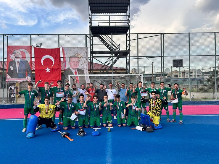 ardesen-anadolu-imam-hatip-lisesi-turkiye-ucuncusu-hokeyde-tarihi-basari.jpg
