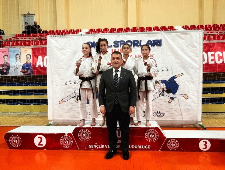 rizenin-minik-judoculari-bilecikte-3-luk-kursusunde-yer-aldi-5.jpg