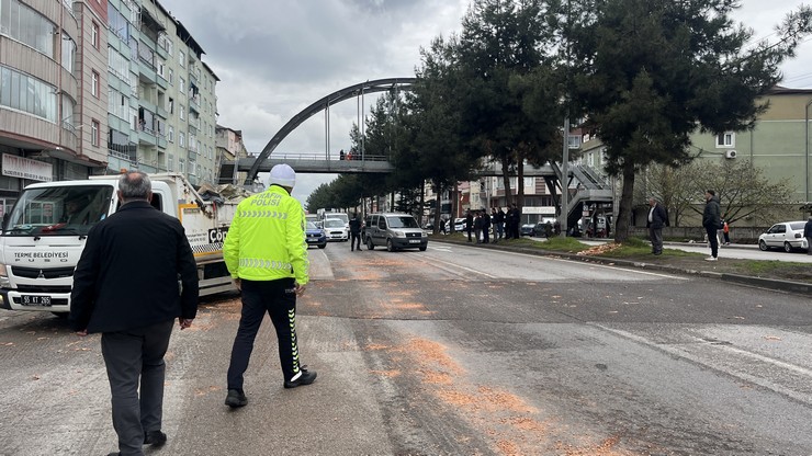 samsunun-terme-ilcesinde-hafif-ticari-aracin-carptigi-kadin-ile-o-sirada-esine-yardima-kosan-kocasi-da-kadina-carpmamak-icin-ani-fren-yapan-tirin-dorsesinden-dokulen-4.jpg