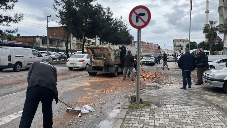 samsunun-terme-ilcesinde-hafif-ticari-aracin-carptigi-kadin-ile-o-sirada-esine-yardima-kosan-kocasi-da-kadina-carpmamak-icin-ani-fren-yapan-tirin-dorsesinden-dokulen-5.jpg