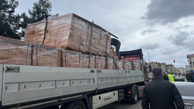 samsunun-terme-ilcesinde-hafif-ticari-aracin-carptigi-kadin-ile-o-sirada-esine-yardima-kosan-kocasi-da-kadina-carpmamak-icin-ani-fren-yapan-tirin-dorsesinden-dokulen-tu-1.jpg