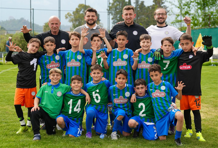 caykur-rizespor-u10-takimi-antalyada-duzenlenen-yetuk-turkiye-cup-turnuvasini-tum-rakiplerini-geride-birakarak-sampiyon-tamamladi-ve-kupayi-rizeye-getirdi.jpg