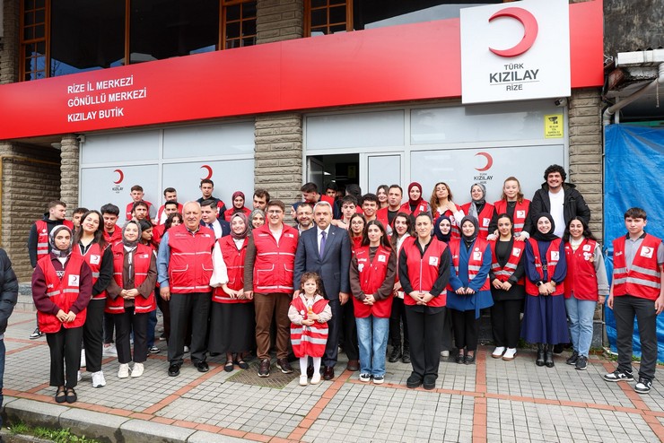 rize-valisi-ihsan-selim-baydas-turk-kizilay-rize-subesine-bir-ziyaret-gerceklestirdi-10.jpg
