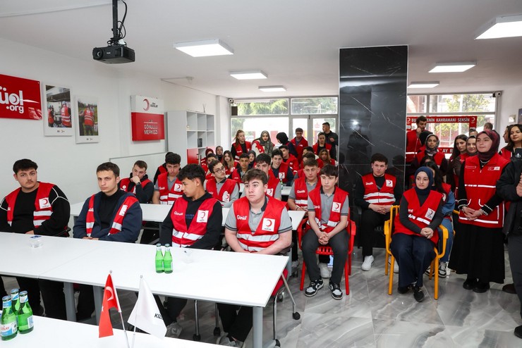 rize-valisi-ihsan-selim-baydas-turk-kizilay-rize-subesine-bir-ziyaret-gerceklestirdi-3.jpg