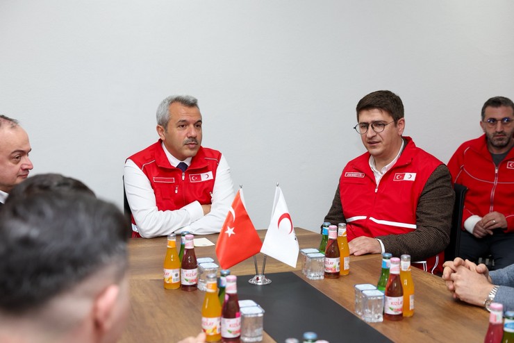 rize-valisi-ihsan-selim-baydas-turk-kizilay-rize-subesine-bir-ziyaret-gerceklestirdi-4.jpg