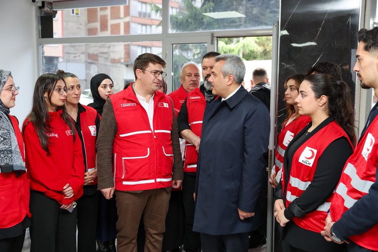 rize-valisi-ihsan-selim-baydas-turk-kizilay-rize-subesine-bir-ziyaret-gerceklestirdi-5.jpg