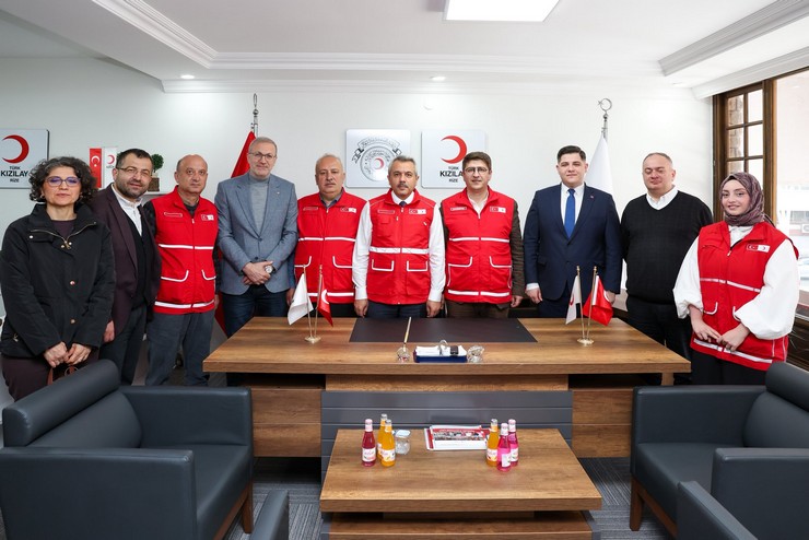 rize-valisi-ihsan-selim-baydas-turk-kizilay-rize-subesine-bir-ziyaret-gerceklestirdi-7.jpg