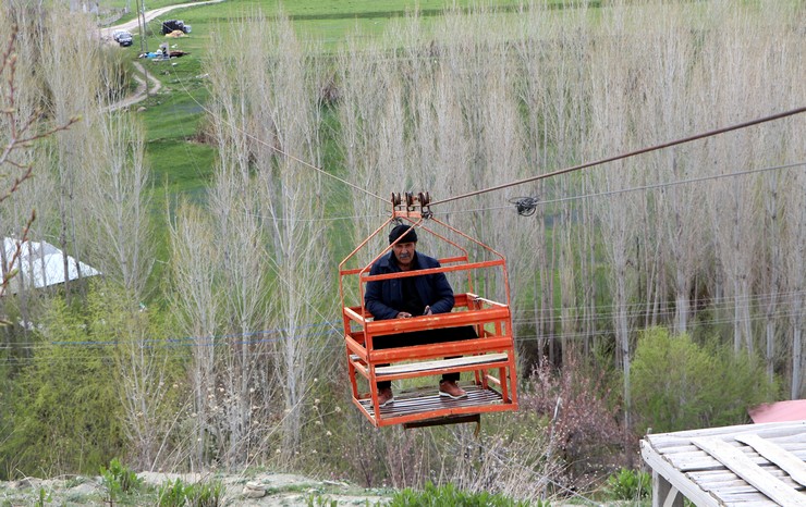rizede-gordu-vanda-uyguladi-teleferik-sistemi-ile-bahcesine-40-dakika-yerine-40-saniyede-ulasiyor-10.jpg