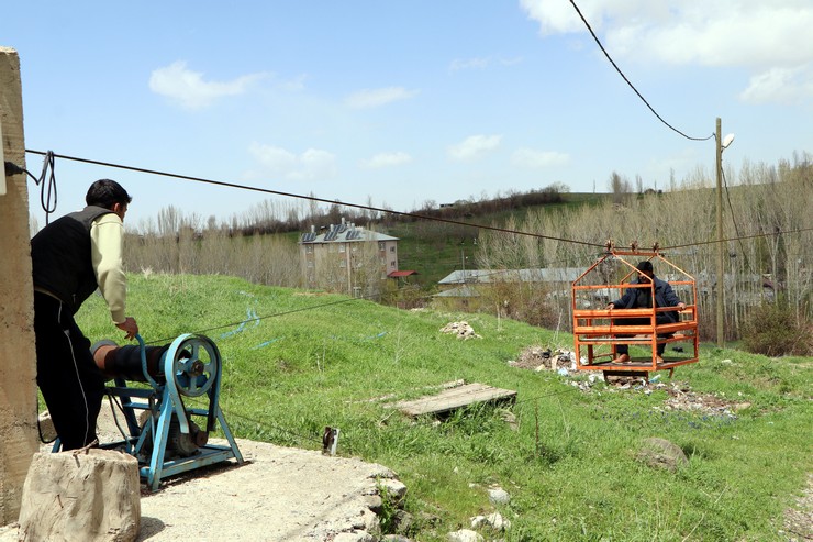 rizede-gordu-vanda-uyguladi-teleferik-sistemi-ile-bahcesine-40-dakika-yerine-40-saniyede-ulasiyor-3.jpg
