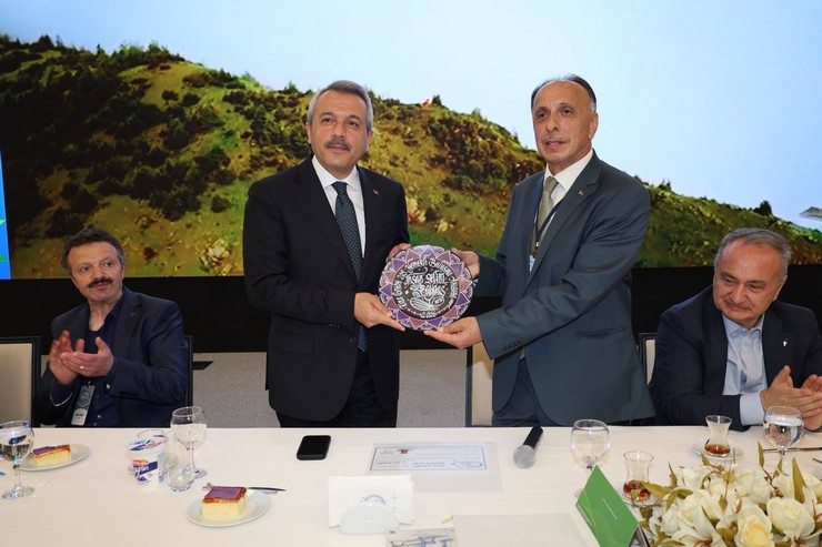 ankarada-rize-ruzgari-vali-baydas-rizeli-burokrat-ve-akademisyenlerle-bulustu-1.jpg