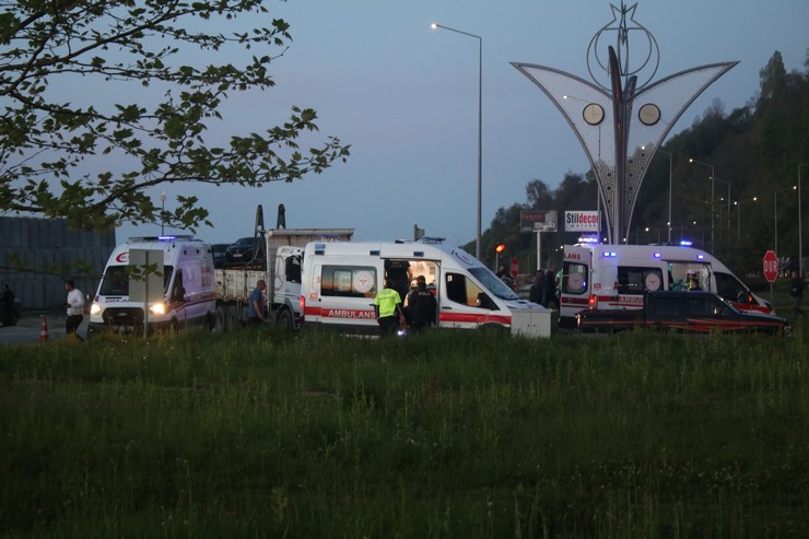 rizede-karadeniz-sahil-yolu-gundogdu-mevki-bozkale-mahallesinde-meydana-geldi-1.jpg
