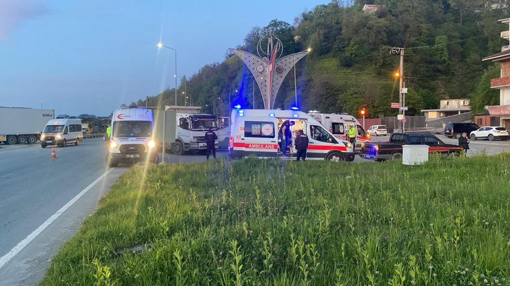 rizede-karadeniz-sahil-yolu-gundogdu-mevki-bozkale-mahallesinde-meydana-geldi-7.jpg