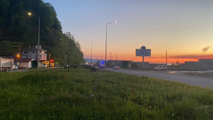 rizede-karadeniz-sahil-yolu-gundogdu-mevki-bozkale-mahallesinde-meydana-geldi-8.jpg