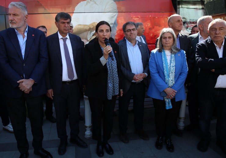 chp-heyeti-maden-ruhsatlarina-tepki-amaciyla-rizede-vatandaslarla-bir-araya-geldi-1.jpg