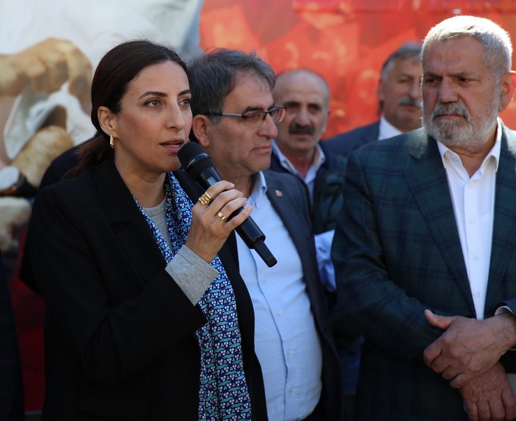 chp-heyeti-maden-ruhsatlarina-tepki-amaciyla-rizede-vatandaslarla-bir-araya-geldi-2.jpg