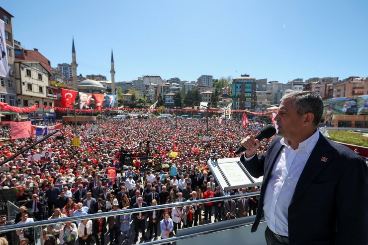chp-genel-baskani-ozgur-ozel-rizede-duzenlenen-millet-iradesine-sahip-cikiyor-mitingine-katildi-1.jpg
