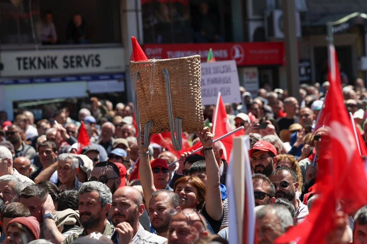 chp-genel-baskani-ozgur-ozel-rizede-duzenlenen-millet-iradesine-sahip-cikiyor-mitingine-katildi-10.jpg