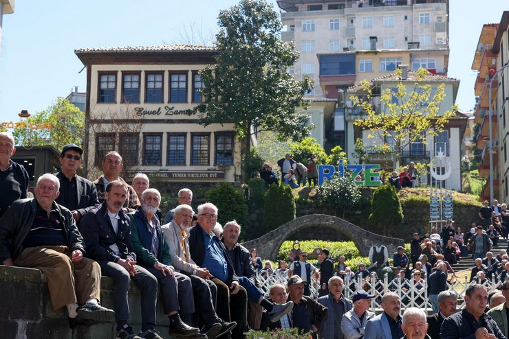 chp-genel-baskani-ozgur-ozel-rizede-duzenlenen-millet-iradesine-sahip-cikiyor-mitingine-katildi-11.jpg