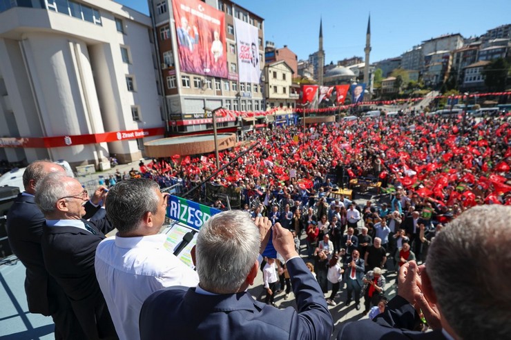 chp-genel-baskani-ozgur-ozel-rizede-duzenlenen-millet-iradesine-sahip-cikiyor-mitingine-katildi-13.jpg