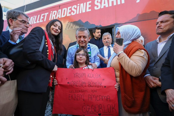 chp-genel-baskani-ozgur-ozel-rizede-duzenlenen-millet-iradesine-sahip-cikiyor-mitingine-katildi-14.jpg