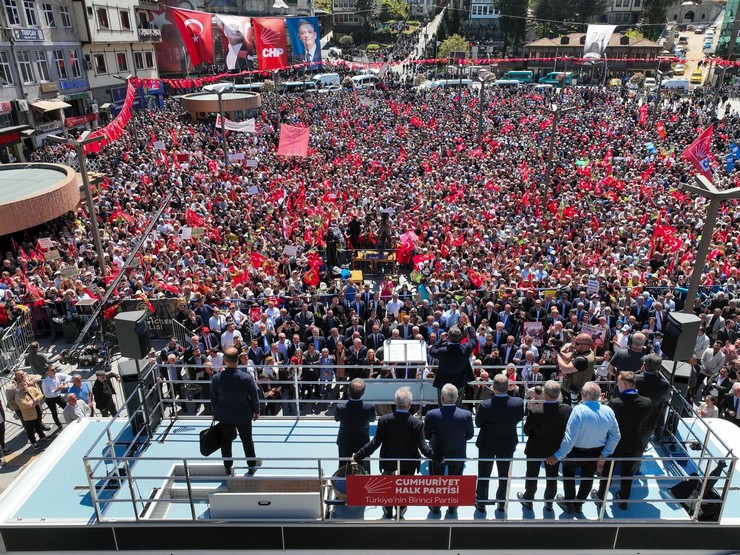 chp-genel-baskani-ozgur-ozel-rizede-duzenlenen-millet-iradesine-sahip-cikiyor-mitingine-katildi-2.jpg