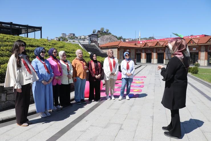 rizede-ebeler-ve-gebeler-saglik-bakanliginca-yurutulen-her-gebeye-bir-ebe-projesi-kapsaminda-anneler-gunu-dolayisiyla-duzenlenen-etkinlikte-bir-araya-geldi-2.jpg